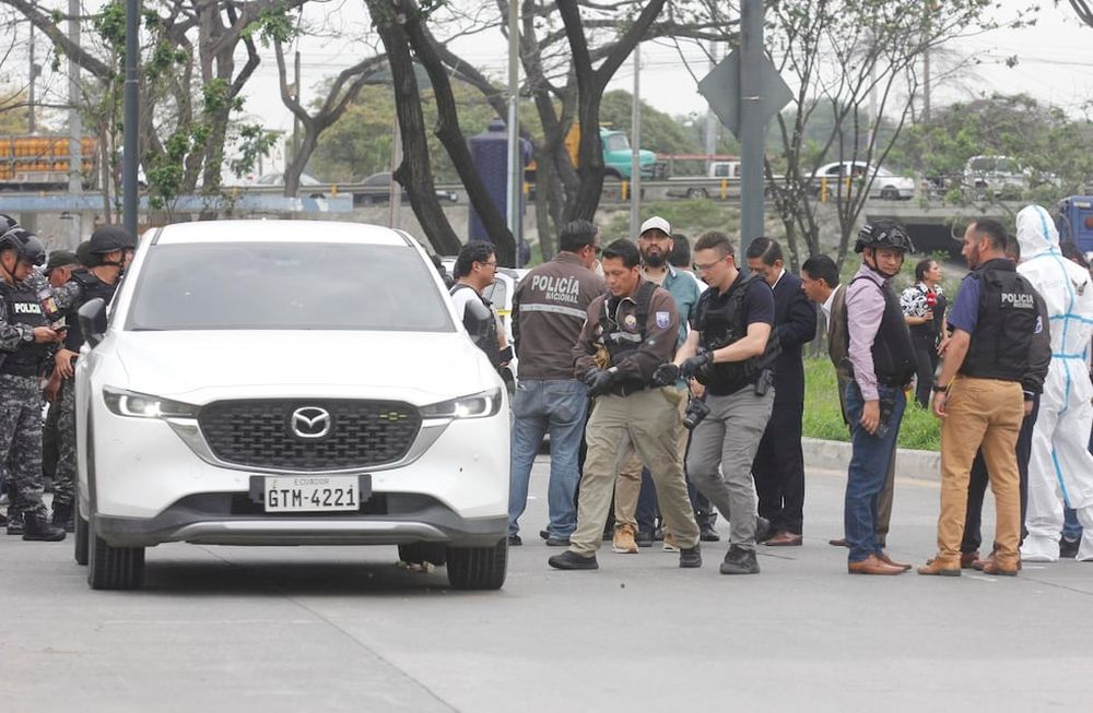 AME533. GUAYAQUIL (ECUADOR), 17/01/2024.- Policías investigan el vehículo con impactos de bala en el que se encontraba el fiscal César Suárez al ser asesinado, hoy en una zona al norte de Guayaquil (Ecuador). El fiscal ecuatoriano que investigaba el asalto de un grupo armado a un canal de televisión en Guayaquil fue asesinado este miércoles a tiros en medio del conflicto armado interno, decretado por el Gobierno de Ecuador para atajar la espiral de violencia desatada la semana pasada por grupos del crimen organizado. EFE/Jonathan Miranda