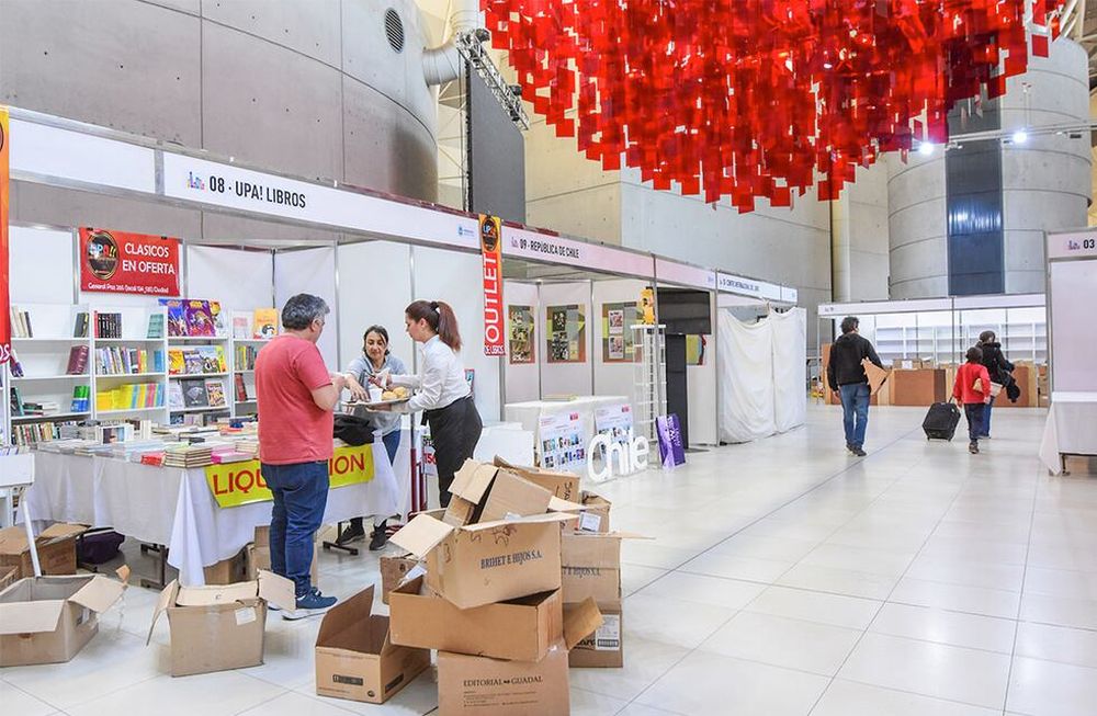 Preparativos para la Feria del Libro 2022. Este año participarán 25 librerías y también convocaron a los tradicionales libreros de la Alameda. Foto: Mariana Villa / Los Andes