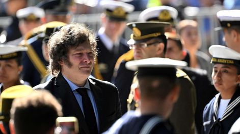 Javier Milei junto a integrantes de la Prefectura Naval Argentina