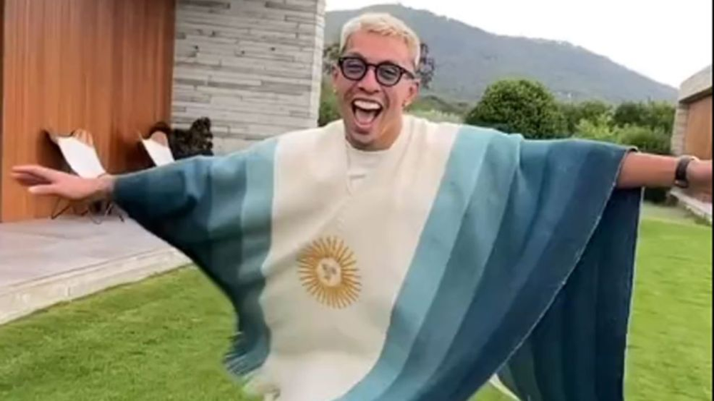 Lisandro Martínez con el poncho celeste y blanco, el mismo que la Sole vistió en la despedida de Messi