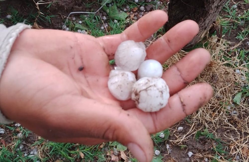 Reportaron caída de granizo en Vista Flores, en Tunuyán. Foto: @matibacur