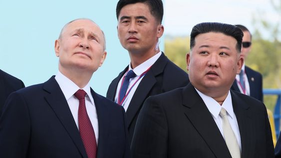 En esta imagen de archivo, el presidente de Rusia, Vladímir Putin (izquierda), y el líder de Corea del Norte, Kim Jong Un, examinan una plataforma de lanzamiento de cohetes Soyuz durante un encuentro en el cosmódromo Vostochny, a las afueras de la ciudad de Tsiolkovsky, en la región rusa de Amur, en el extremo oriente del país, el 13 de septiembre de 2023. (Mikhail Metzel, Sputnik, Kremlin Pool Foto vía AP, archivo)