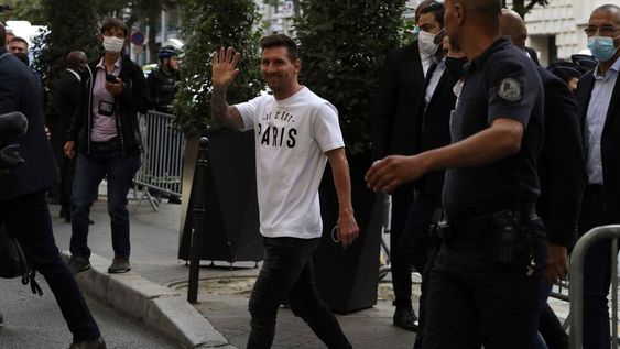 Lionel Messi revolucionó París en su llegada al PSG tras su salida del Barcelona. (AP) Lionel Messi revolucionó París en su llegada al PSG tras su salida del Barcelona. (AP)