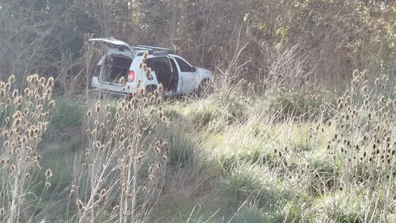 La camioneta del homicida quedó al costado de la ruta.