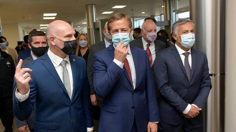 Los Andes | El gobernador Rodolfo Suárez, junto al presidente de la Suprema Corte Dalmiro Garay, y el diputado nacional Alfredo Cornejo, recorren el nuevo edificio del fuero penal de la Justicia mendocina. Allí el Mandatario lanzó el pedido a los ex socios del PD y l