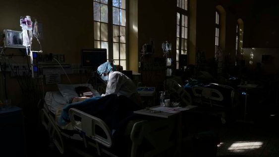 Volvimos a ser aldea. La solidaridad se tiñó de miedo. Que, en vez de perdernos en el aislamiento, existe una sola alternativa: ser mejores juntos.