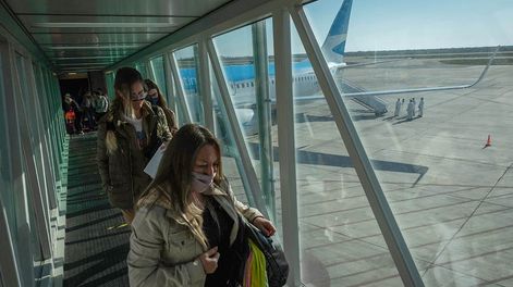 Aerolíneas Argentinas tendrá en promedio de 18,2 salidas diarias desde todos los aeropuertos en los que opera, lo que significa entre 20 y 25 vuelos más que un día de operación estándar. / Foto: Ignacio Blanco / Los Andes