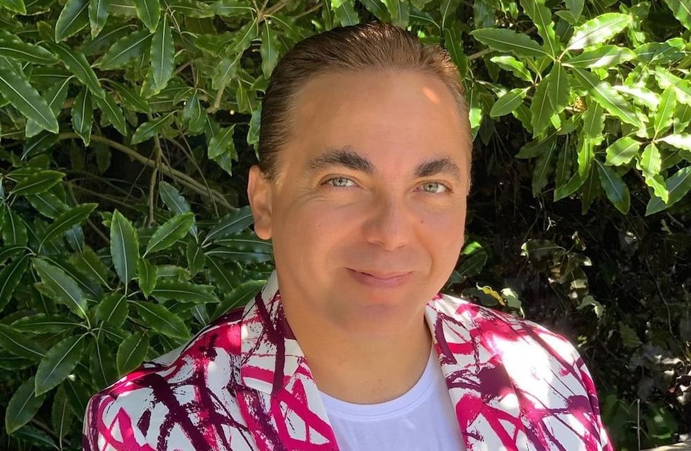 Insólito: Cristian Castro toma mamadera mientras juega a los videojuegos