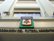 La AFA quedó en la mira de la DGI por un presunto perjuicio fiscal de 7.000 millones de pesos. La AFA quedó en la mira de la DGI por un presunto perjuicio fiscal de 7.000 millones de pesos.