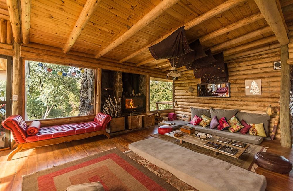 Por lo general, los ecolodges contemplan entre sus prestaciones actividades tales como clases de thai, ashtanga yoga, alimentación saludable, meditación, huerta y permacultura, así como hacer retiros de lectura energética, de numerología y yoga.