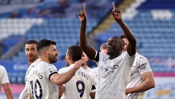 En su primer partido desde que anunció su salida en junio, el Kun fue titular y festejó gracias a los goles de Mendy y Gabriel Jesús. / Gentileza.