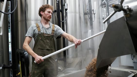 La elaboración de vino y mosto es una de las doce economías regionales que se encuentra en “rojo” por baja demanda, costos elevados y precios estancados.