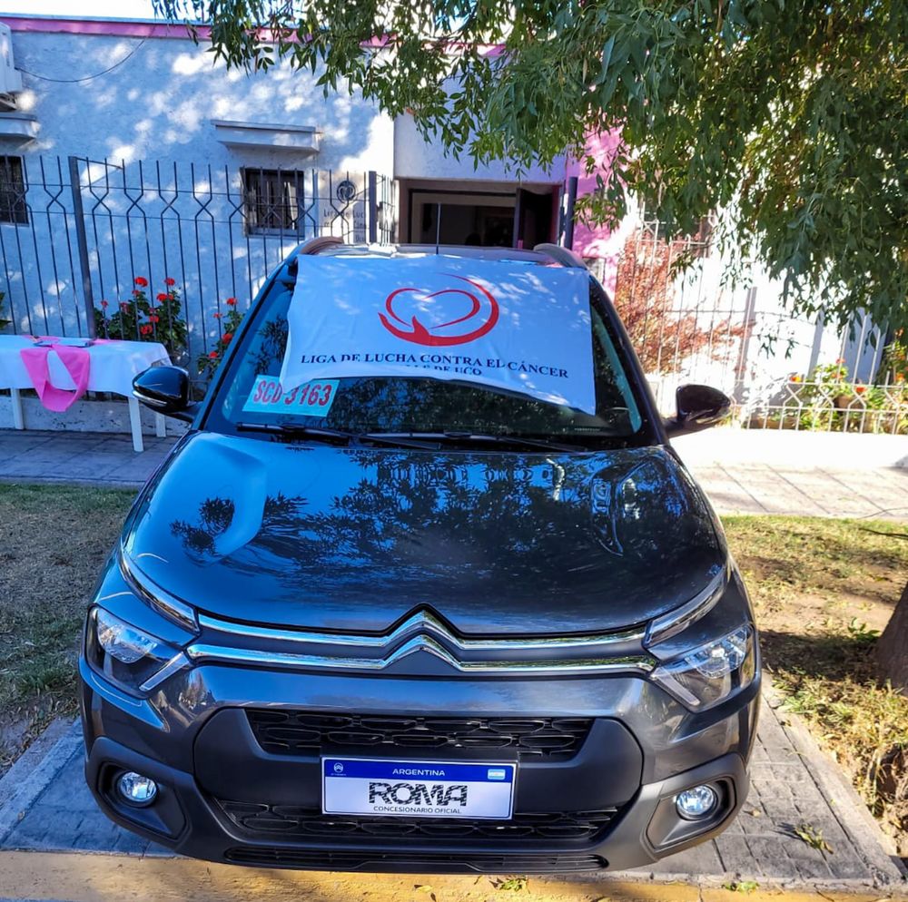 Auto cero kilómetro frente a la sede de la Liga de Lucha contra el Cáncer de Tunuyán, uno de los premios centrales de la tradicional rifa anual que permite sostener la tarea de la institución.