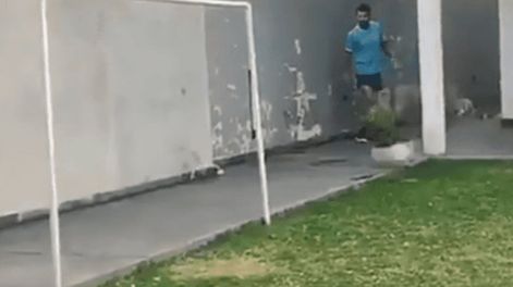 ¡Qué golazo metió Nacho Scocco en el patio de su casa en plena pandemia del coronavirus!