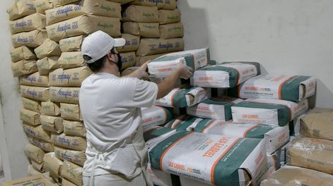 Mendoza 16 de marzo 2021 EconomiaAlgunas panaderias aumentaron el precio de sus productos panificados, por el aumento en los costos, como son leudantes, grasas, harina, y por cargas impositivas e impuestos.en la foto Panaderia Abadia, de Godoy Cruz no aumento el precio del pan todavia.Crisis, inflacion, economico, empleado, panadero, empleo, trabajador Foto:  Orlando Pelichotti / Los Andes