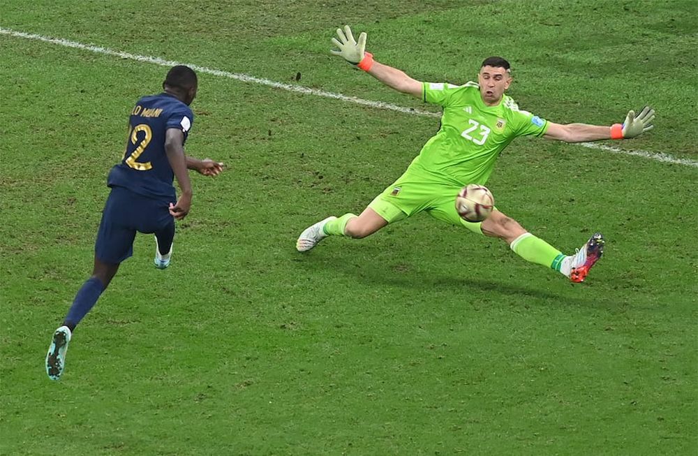 -El arquero Argentina Emiliano Martinez detiene el disparo de Randal Kolo Muani, de Francia, en los últimos minutos de la Final del Mundial Qatar 2022 entre Argentina y Francia. - EFE