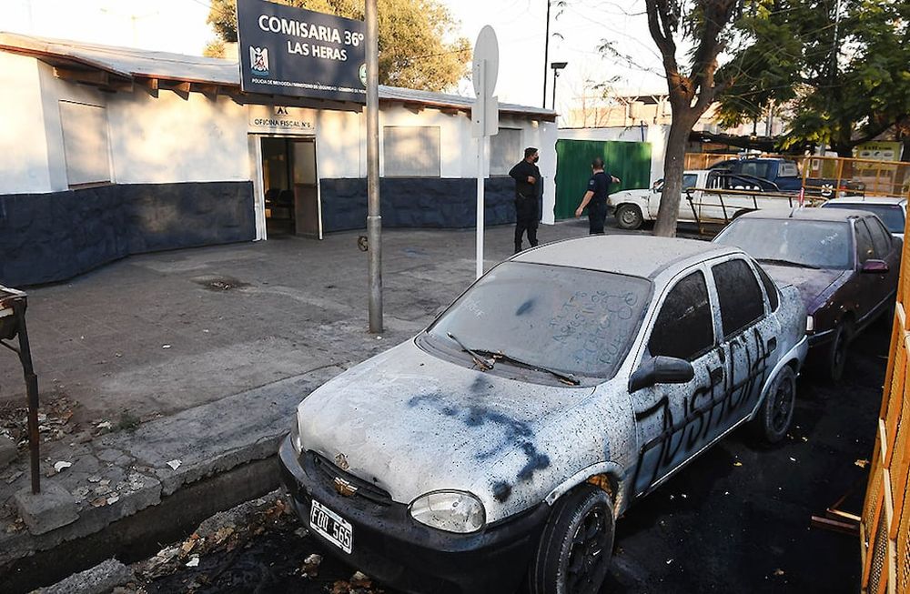 Muchos vehículos secuestrados que están a disposición del Poder Judicial y bajo guarda de la Policía ocupan lugares frente a las comisarías. / Foto: José Gutierrez / Los Andes