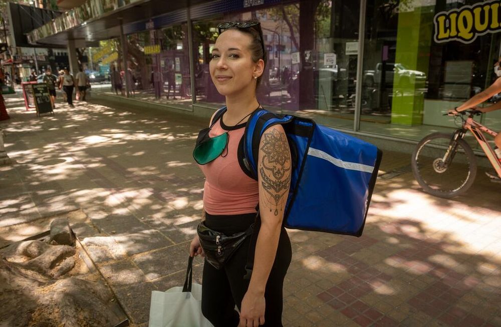 A pesar de las altas temperaturas muchos trabajadores siguen con sus actividades normalmente. Antonella Trevisan vende viandas . Foto: Ignacio Blanco / Los Andes