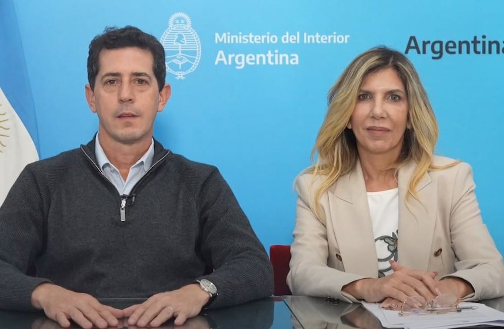 El ministro De Pedro y una funcionaria en el mensaje de esta noche.