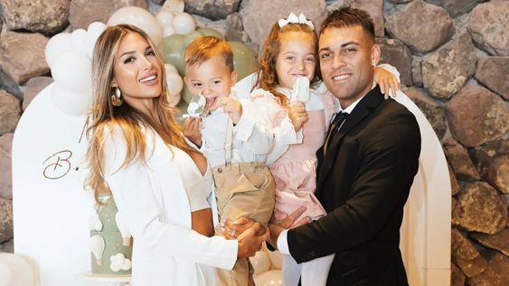 asi fue el elegante bautismo de theo, el hijo de agustina gandolfo y lautaro martinez en mendoza