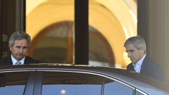 El ministro de Economía Luis Caputo llega esta tarde a la Casa Rosada para reunirse con el presidente Milei. Foto NA: Daniel Vides
