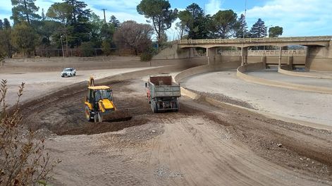 Los Andes | Dique Cipolletti: entre mayo y agosto Irrigación lleva adelante el período de corta anual de agua en todas las cuencas de la Provincia y durante este tiempo el organismo realiza obras de conservación, mantenimiento y limpieza en los diques de cabecera.