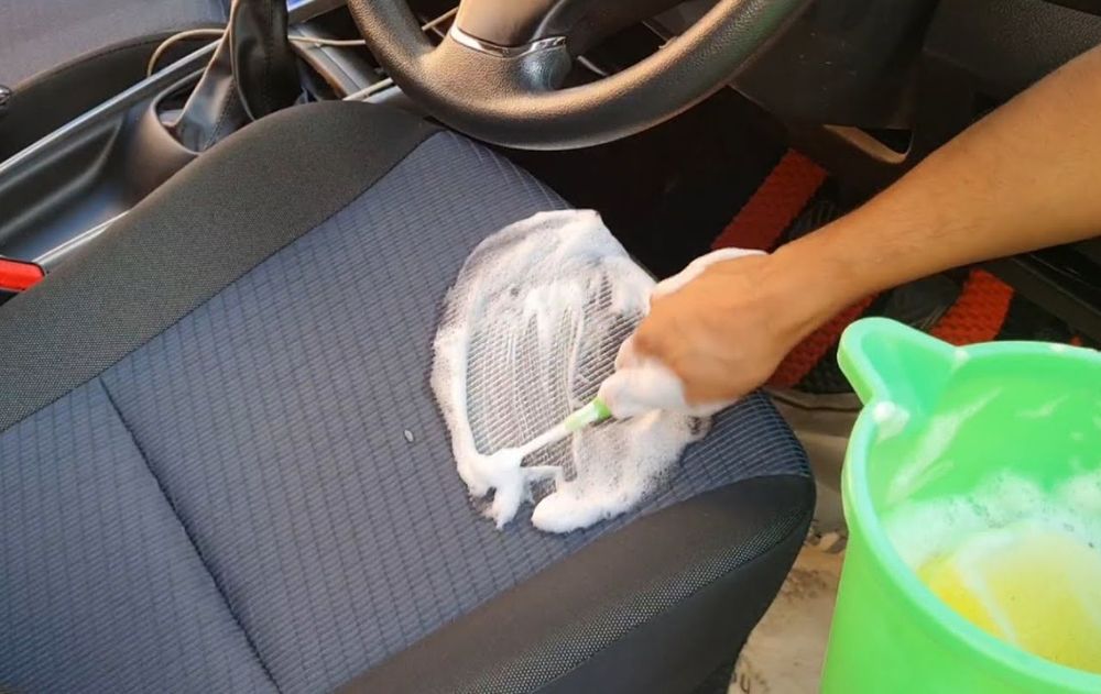 Una vez finalizada la limpieza, solo queda dejar secar los asientos con las puertas abiertas en un lugar ventilado durante varias horas.