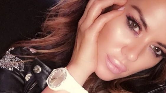 Karina Jelinek se fue a dormir en topless y saludó a sus seguidores desde la oscuridad de su cuarto