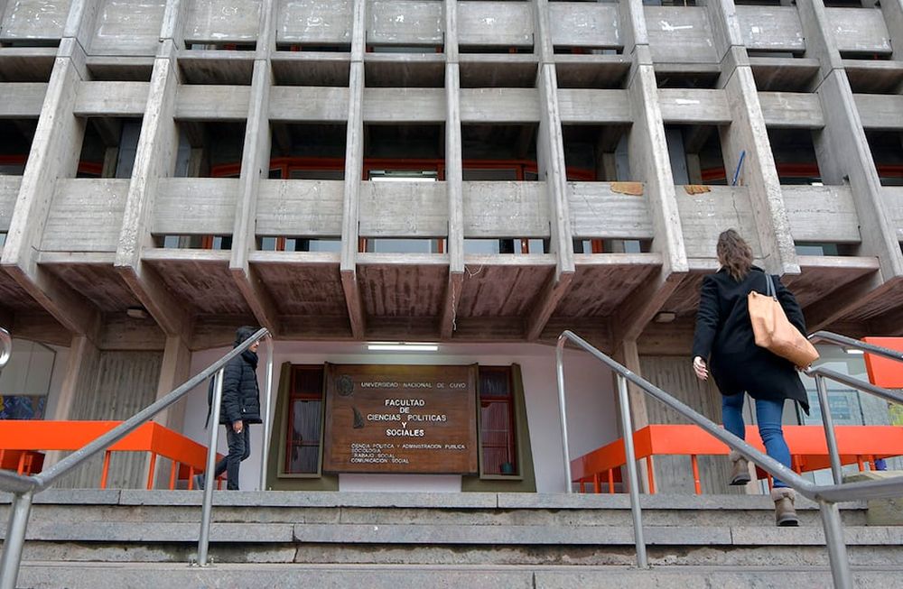 Facultad de Ciencias Políticas y Sociales de la UNCuyo, donde hay una fuerte pelea por el decanatoHoy debería resolver la Junta Electoral General el resultado final de la elección. La diferencia es mínima entre el Frente Plural y Encuentro por la Universidad PúblicaUniversidad Nacional de CuyoFoto: Orlando Pelichotti / Los Andes