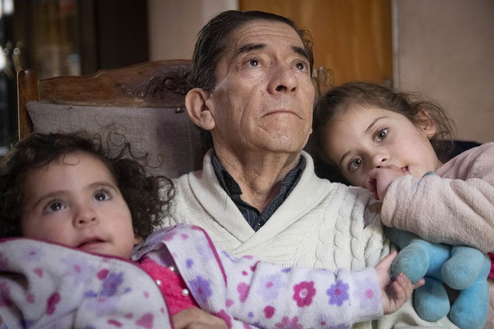 Día del padre. Miguel Pallero, aquí junto a sus nietas, es padre de 11 niños. Crio a los hijos de su primer matrimonio, los de su esposa y los que tuvieron juntos. 