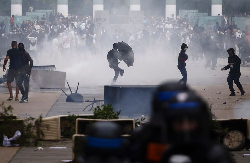 Enfrentamientos con la policía antidisturbios francesa después de una marcha en memoria de Nahel, de 17 años, asesinado por la policía francesa en Nanterre, cerca de París. EFE