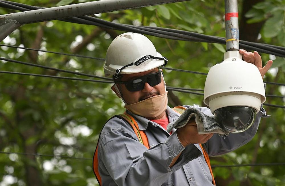 Mendoza  12  Enero  2021 SociedadCamaras de seguridad ciudadana. Personal de mantenimiento trabajan en la puesta en marcha de camaras en algunas esquinas del Gran mendoza.Inseguridad, camara, vial, delito, prevencionmonitoreo, Foto: Orlando Pelichotti / Los Andes