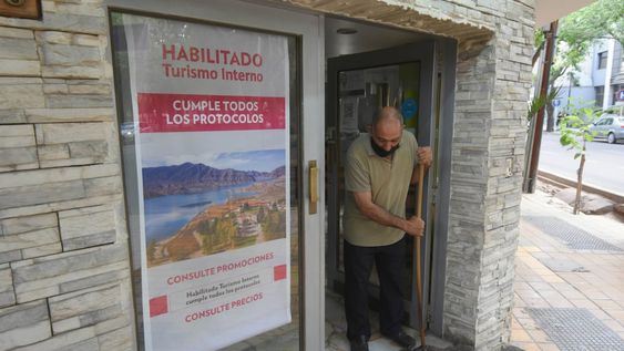 Los hoteles de Mendoza advierten que las reservas de pasajeros se caen debido a las escasas frecuencias de vuelos nacionales y la veda de internacionales / José Gutiérrez