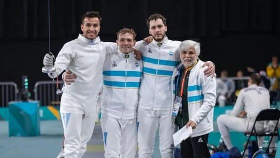 El equipo masculino de espada compuesto por Jesús Lugones Ruggeri, Alessandro Taccani y Agustín Gusmán venció a Venezuela 43-42 en el encuentro por el tercer puesto. / Gentileza.