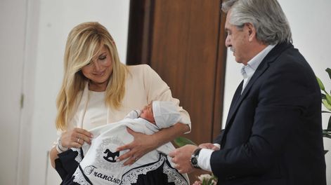 Fabiola Yáñez y Alberto Fernández presentando a su hijo Francisco en abril de 2022. Foto archivo: Clarín