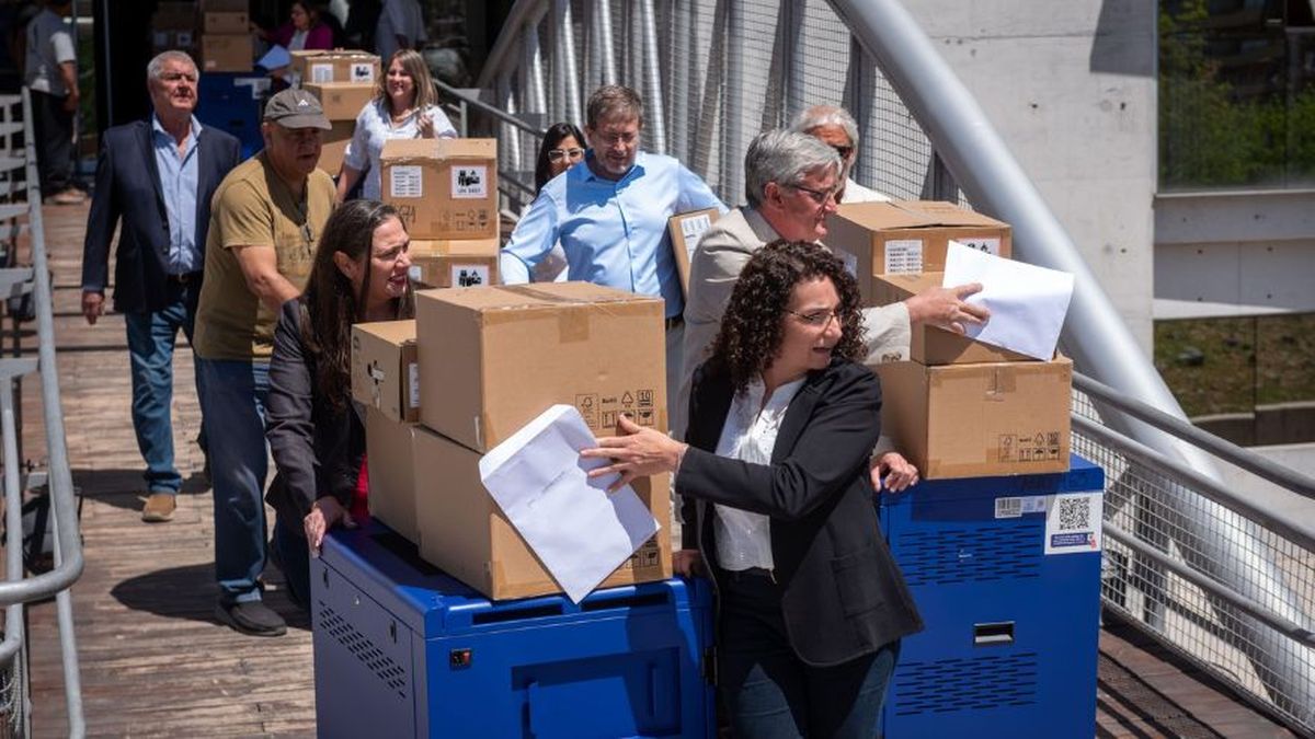 Transformación digital dentro de las aulas: el gobierno entregó 53 carros tecnológicos