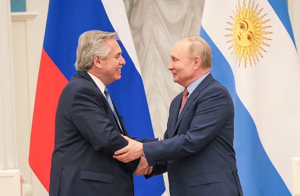 Alberto Fernández saluda a Vladimir Putin, en una foto de su gira reciente a Rusia. Ahora Cancillería rechazó el ataque armado de Putin en Ucrania. (Presidencia)
