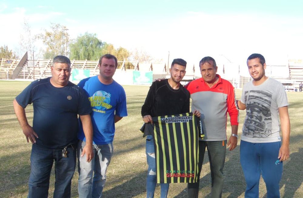 En el centro, Marcelino. El jugador de Lanús no se olvida de sus orígenes. La escuelita de fútbol de Palmira lleva su nombre. / archivo
