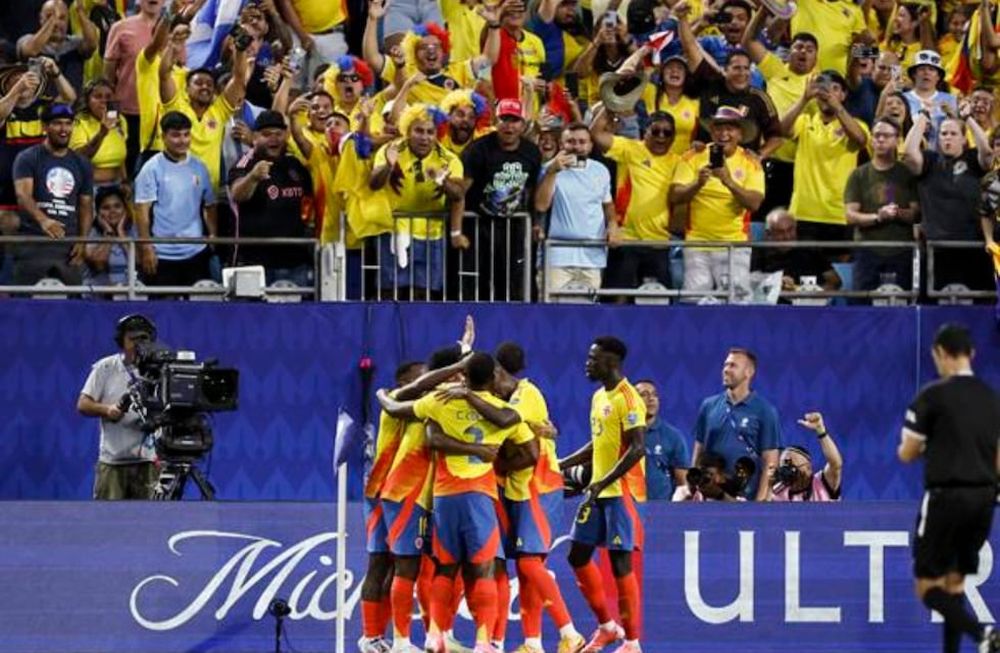 Victoria de Colombia ante UruguayCharlotte (United States), 11/07/2024.- Uruguays goalkeeper Sergio Rochet (L) and Mathias Olivera as well as Colombias Davinson Sanchez watch as a goal is scored by Colombias Jefferson Lerma (not pictured) during the first half of the CONMEBOL Copa America 2024 semi-finals match between Uruguay and Colombia at Bank of America stadium in Charlotte, North Carolina, USA, 10 July 2024. EFE/EPA/ERIK S. LESSER