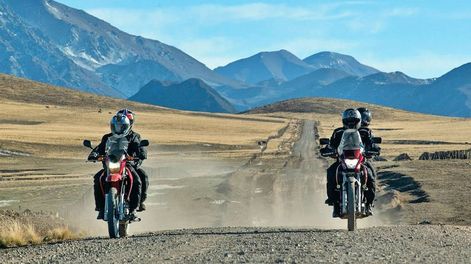 Aparecen junto al camino los mejores paisajes, entre caracoles, grandes planicies y el Cordón del Plata más cerca que nunca.