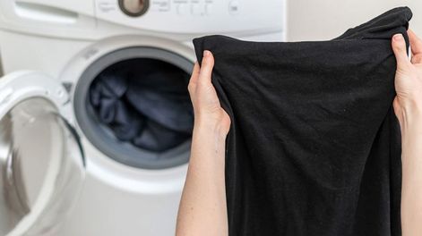 No lo sabías: cómo mantener la ropa oscura como nueva con estos dos ingredientes por separado