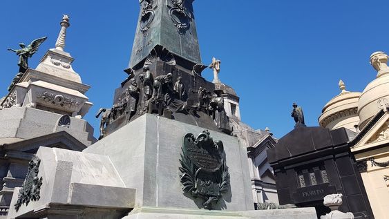 Vista general de la tumba de Francisco Javier Muñiz, donde el obelisco y los frisos en bronce convierten el sepulcro en un monumento biográfico dentro de la Recoleta. Foto: Luciana Sabina