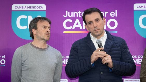 Bunker Cambia Mendoza El Frente Cambia Mendoza (CM) recibió este domingo un duro resultado negativo en lo que fue la elección presidencial a nivel provincial. La novedad y gran sorpresa fue Javier Milei, precandidato a presidente por La Libertad Avanza, quien ganó en Mendoza y generó dudas y una fuerte autocríticatanto en el radicalismo como en el peronismo.   Foto: Ignacio Blanco / Los Andes
