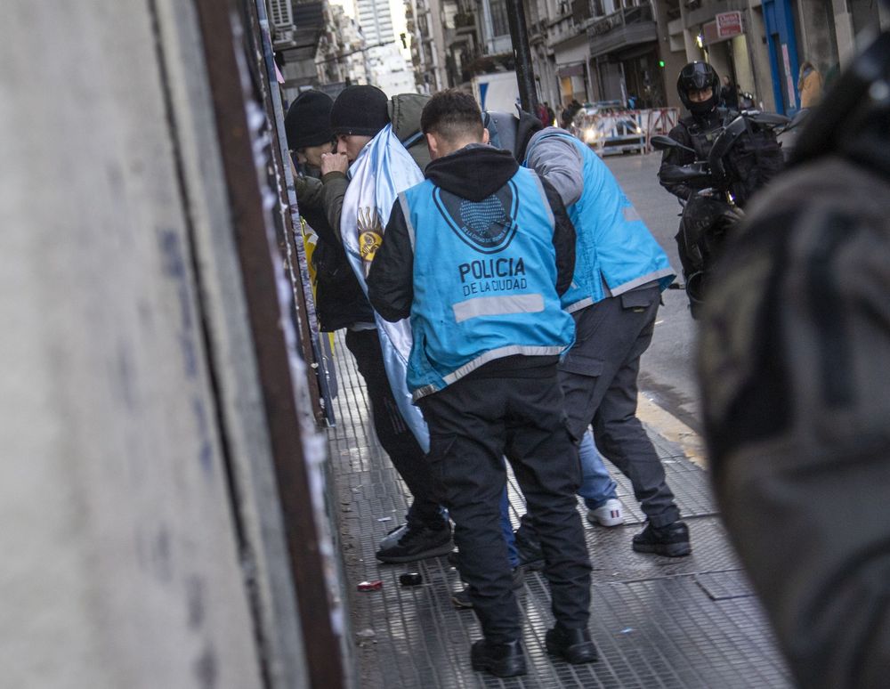 Al menos siete detenidos se registraban esta tarde durante la marcha de los jubilados al Congreso, donde hubo incidentes, forcejeos y empujones entre los manifestantes y las fuerzas de seguridad.