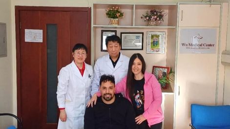 Manu en China junto a su novia Anabella y los doctores que lo atendieron.