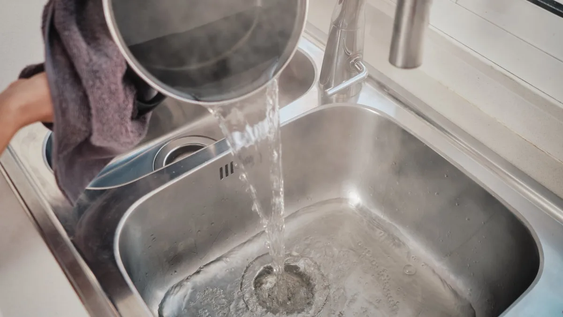 ¿tiras agua hirviendo por el desagüe? un fontanero acaba de revelar si lo estas haciendo bien
