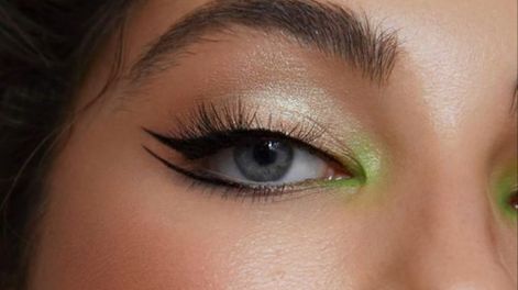 Los Andes | Verano 2022: los colores se presentan saturados y poderosos, los labios luminosos, los delineados gráficos y, todo ello, sobre una base natural y luminosa.