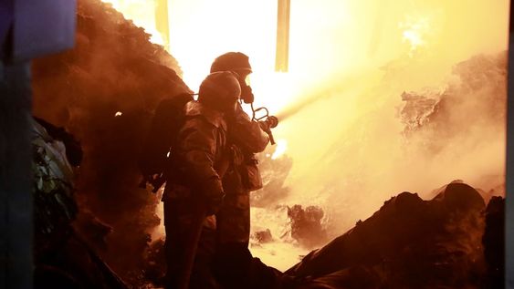 Bomberos trabajan para sofocar un incendio provocado por una explosión en un edificio industrial, en Nairobi, Kenia, el 2 de febrero de 2024. (AP Foto)