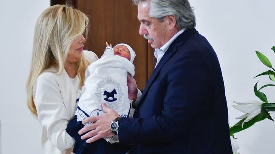 Alberto Fernández y Fabiola Yañez con su hijo recién nacido Francisco en el Hospital Otamendi. Archivo . Foto Federico Lopez Claro / Clarín