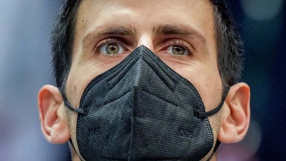 Djokovic tiene el legítimo derecho a no vacunarse pero no el de imponer su presencia entre quienes sí han optado por el bienestar colectivo y no pierden tiempo y energías discutiendo sobre vacunas, discusión que atrasa 100 años.